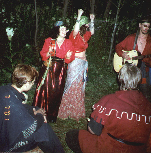 Выступление цыган возле трактира «Золотая змея», что во «Дворе чудес». Айне Бронко и Майя Рай
